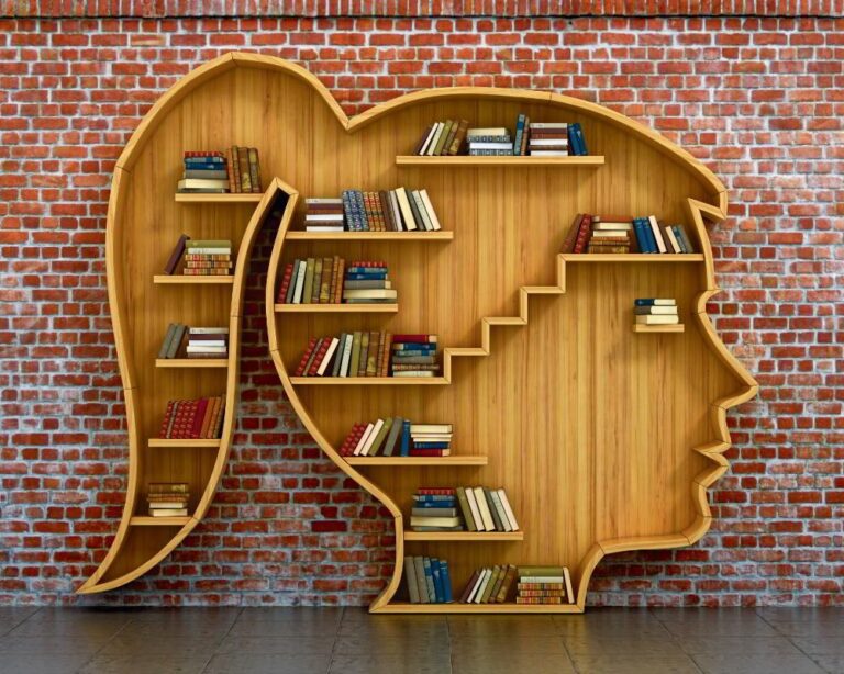 Книжная полка в виде женской головы с хвостиком