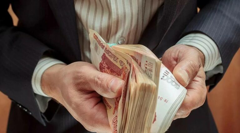 Пачка пятитысячных купюр